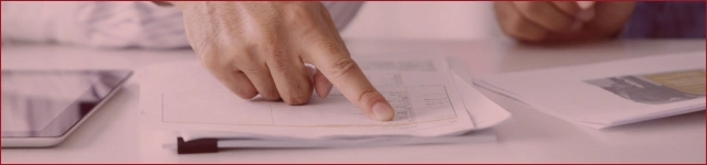 Osoba wskazuje palcem na dokument