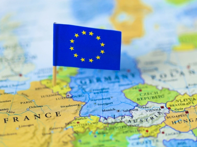 Mała flaga Unii Europejskiej wbita w mapę