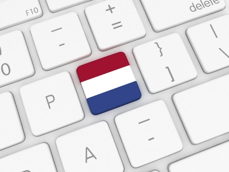 Klawisz w kolorach flagi Niderlandów w klawiaturze komputerowej